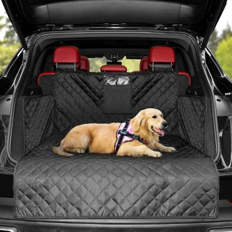 DoggyStyle™ Designový ochranný potah do kufru pro psa