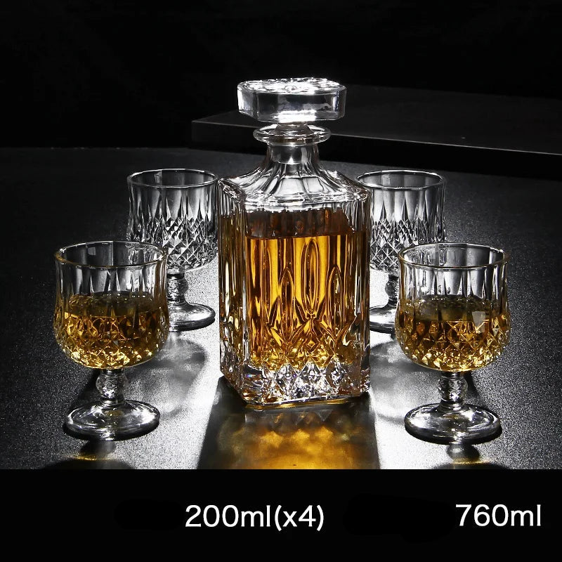 Karafa na vodku a whiskey – křišťálová skleněná lahev a sklenice