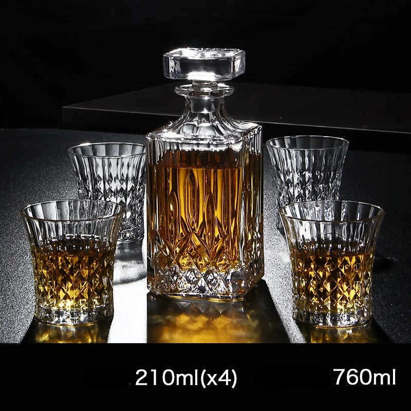 Karafa na vodku a whiskey – křišťálová skleněná lahev a sklenice
