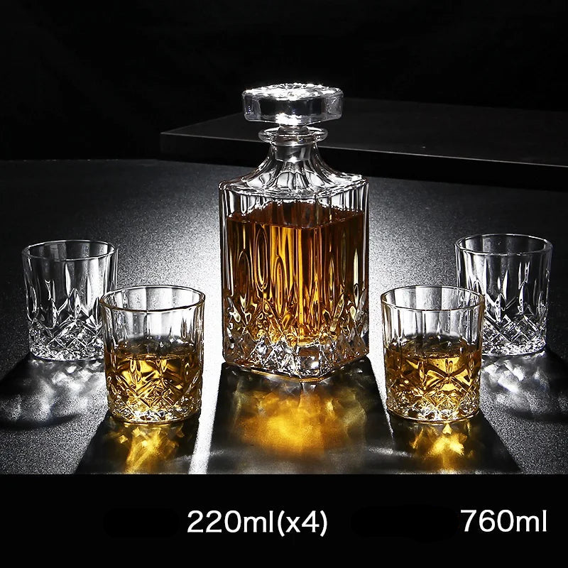 Karafa na vodku a whiskey – křišťálová skleněná lahev a sklenice