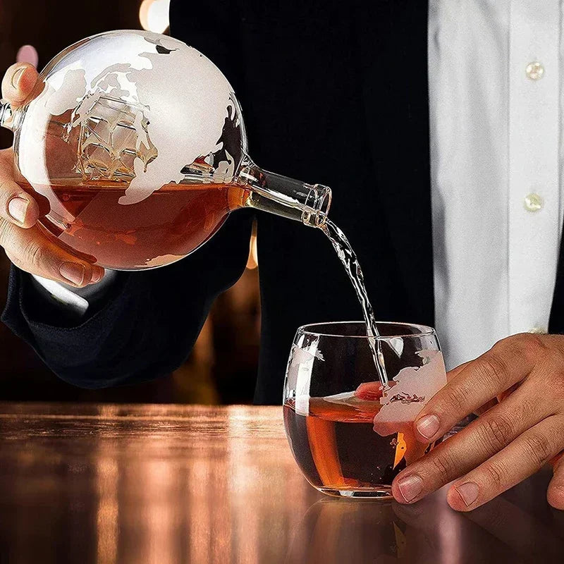 Luxusní karafa ve tvaru glóbusu – dárková sada na whiskey s dřevěným podstavcem