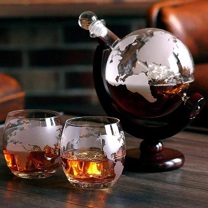 Luxusní karafa ve tvaru glóbusu – dárková sada na whiskey s dřevěným podstavcem