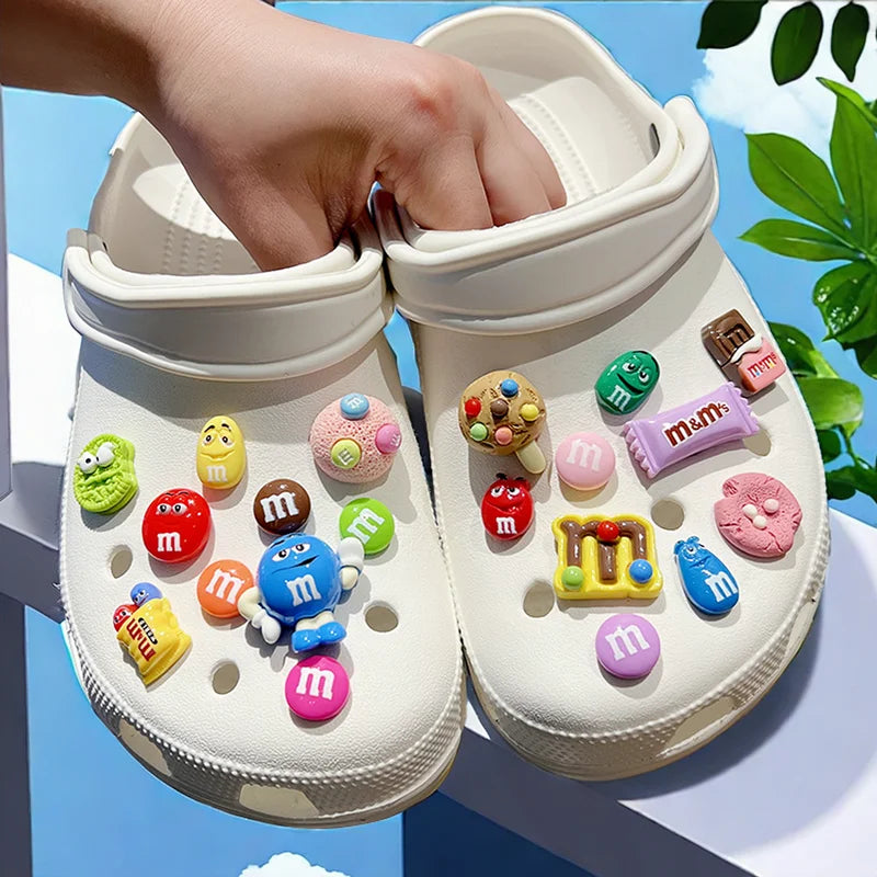 Ozdoby na boty Crocs ve tvaru bonbónů M&M's