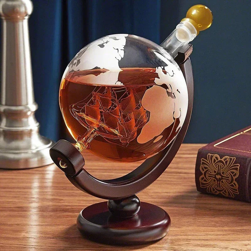Luxusní karafa ve tvaru glóbusu – dárková sada na whiskey s dřevěným podstavcem