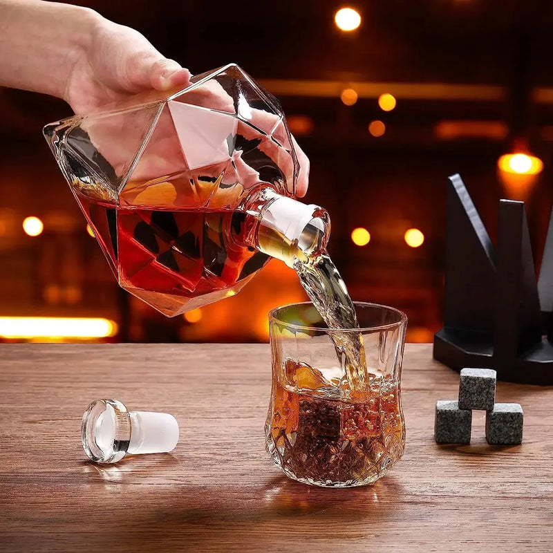 Designová whiskey karafa Diamond 1000 ml - se stojanem a těsnícím uzávěrem
