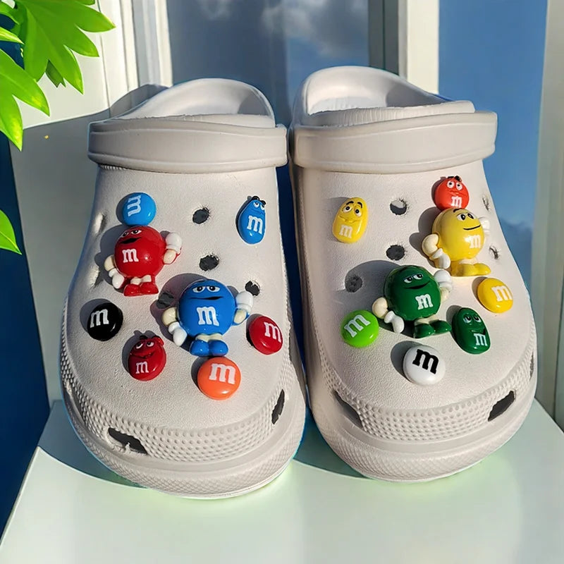 Ozdoby na boty Crocs ve tvaru bonbónů M&M's