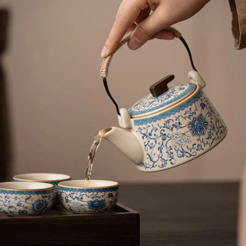 Tradiční čínská porcelánová čajová souprava