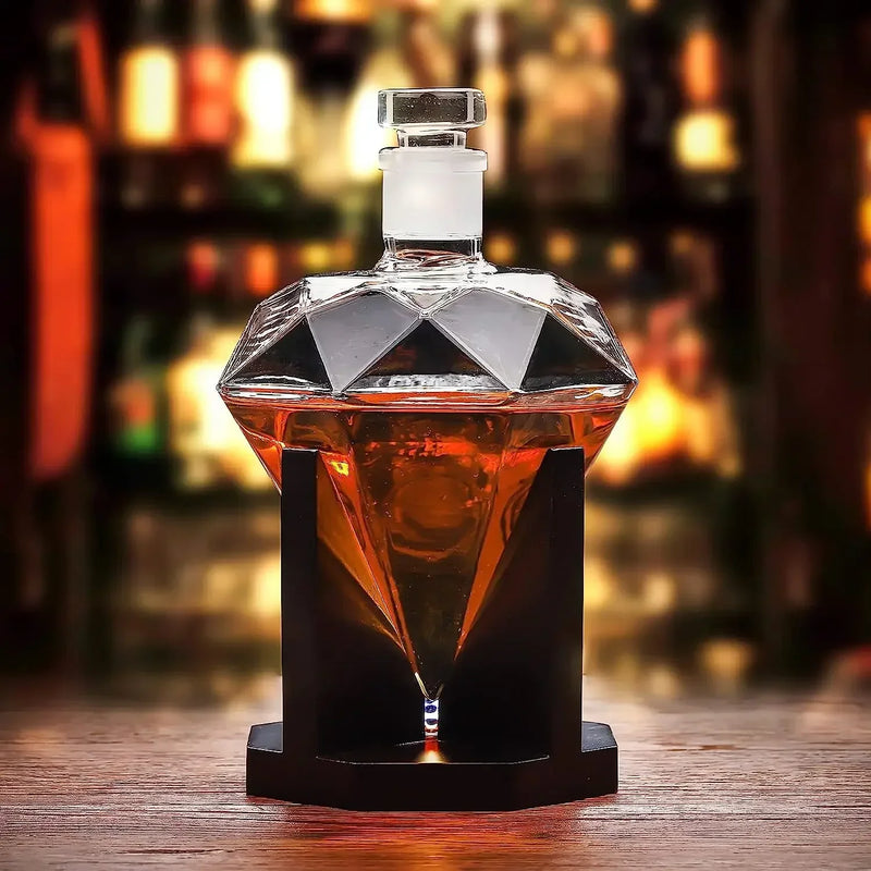 Designová whiskey karafa Diamond 1000 ml - se stojanem a těsnícím uzávěrem